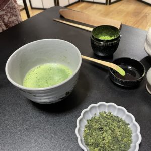 matcha en bol avec feuille tencha