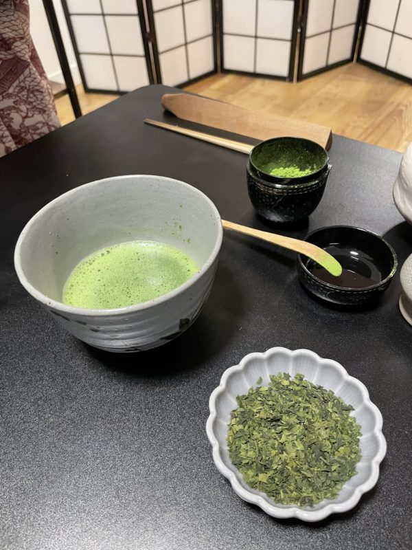 matcha en bol avec feuille tencha